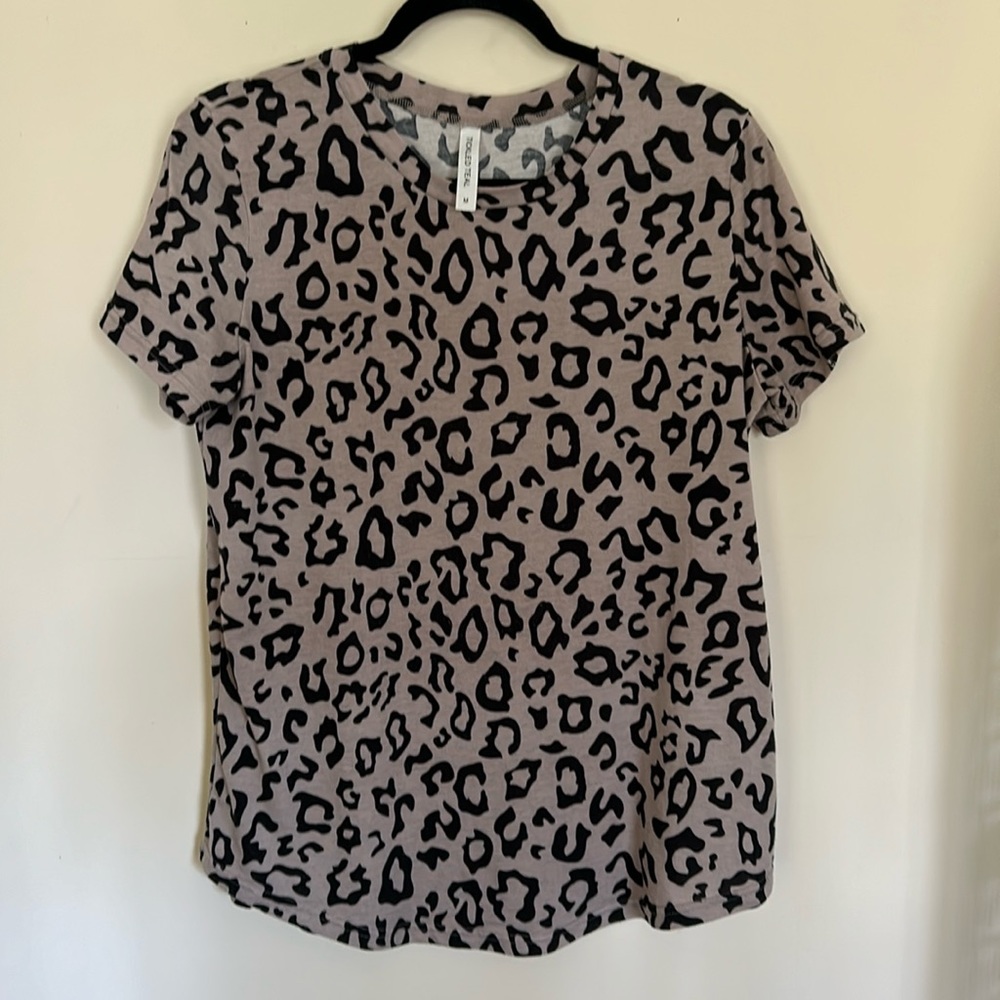 Tickled Teal Women’s Animal Print Dressy Tee Shirt Top Casual Spring Sz Medium